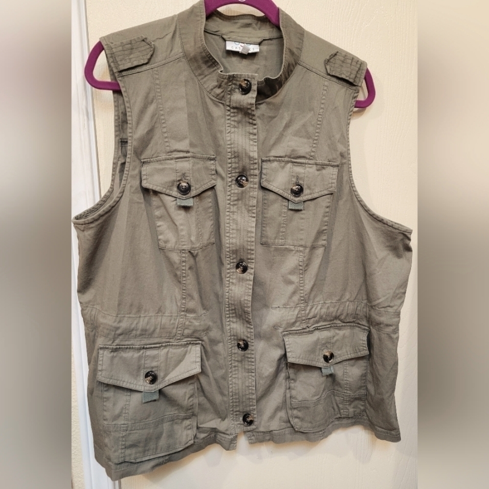 New olive green military style vest